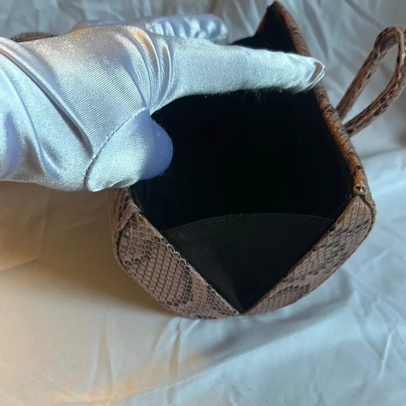 Elegant Tan Snake Print Women's Bag - Picture 9 of 10